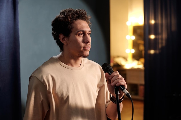 Professional singing lessons instructor teaching vocal techniques and music training